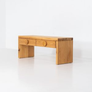 Pine bench/hallway cabinet in the manner of Ruben Ward (Sweden, 1970s). This beautiful bench, crafted out of solid pine, features ideal dimensions, two convenient drawers and visible dow joinery. In very good condition.