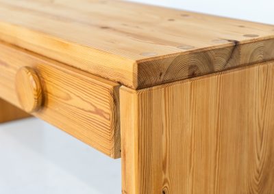 Pine bench/hallway cabinet in the manner of Ruben Ward (Sweden, 1970s). This beautiful bench, crafted out of solid pine, features ideal dimensions, two convenient drawers and visible dow joinery. In very good condition.