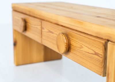 Pine bench/hallway cabinet in the manner of Ruben Ward (Sweden, 1970s). This beautiful bench, crafted out of solid pine, features ideal dimensions, two convenient drawers and visible dow joinery. In very good condition.