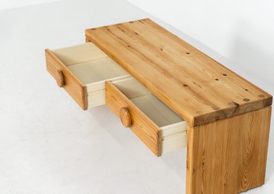 Pine bench/hallway cabinet in the manner of Ruben Ward (Sweden, 1970s). This beautiful bench, crafted out of solid pine, features ideal dimensions, two convenient drawers and visible dow joinery. In very good condition.