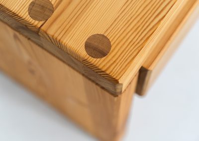 Pine bench/hallway cabinet in the manner of Ruben Ward (Sweden, 1970s). This beautiful bench, crafted out of solid pine, features ideal dimensions, two convenient drawers and visible dow joinery. In very good condition.