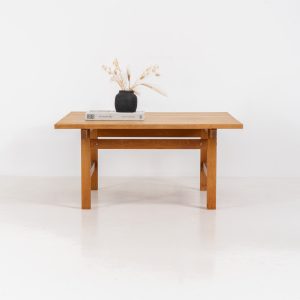 Oak coffee table by Hans J. Wegner for Andreas Tuck (Denmark, 1950s). A wonderful coffee table composed of solid oak with a warm hue. It is stamped by maker and remains in very good condition.