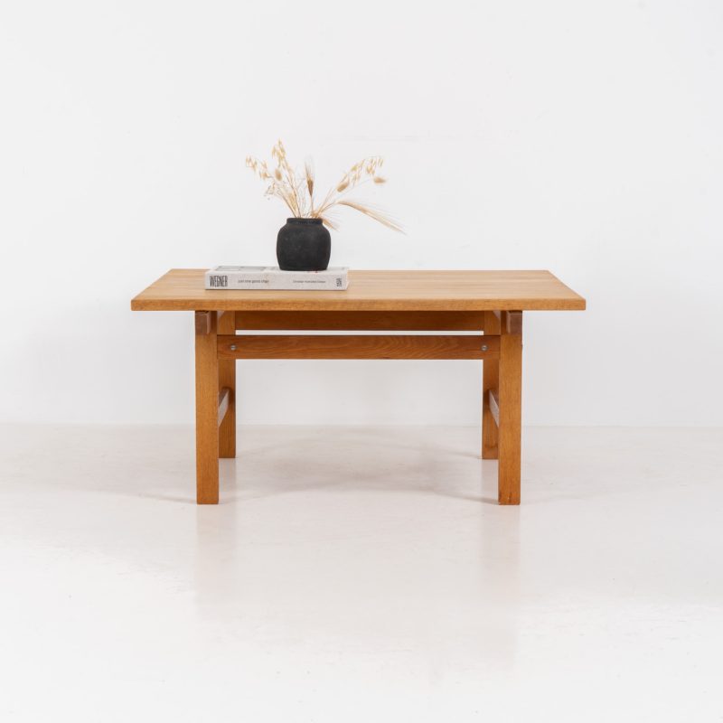 Oak coffee table by Hans J. Wegner for Andreas Tuck (Denmark, 1950s). A wonderful coffee table composed of solid oak with a warm hue. It is stamped by maker and remains in very good condition.