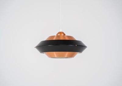 Striking copper & black pendant light (Denmark, 1960s). This striking vintage pendant lamp features a refined combination of brushed copper and deep black lacquered metal. Its sculptural, UFO-inspired silhouette creates a warm, atmospheric glow while adding a bold design statement to any interior. The lamp is in very good condition!