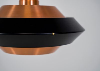 Striking copper & black pendant light (Denmark, 1960s). This striking vintage pendant lamp features a refined combination of brushed copper and deep black lacquered metal. Its sculptural, UFO-inspired silhouette creates a warm, atmospheric glow while adding a bold design statement to any interior. The lamp is in very good condition!