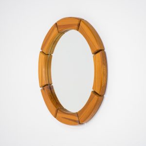 Sculptural wall-mirror in solid pine (Sweden, 1970s). This stunning Swedish mirror is crafted from solid pine, showcasing a bold and sculptural appearance. The mirror remains in excellent condition.