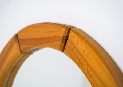 Sculptural wall-mirror in solid pine (Sweden, 1970s). This stunning Swedish mirror is crafted from solid pine, showcasing a bold and sculptural appearance. The mirror remains in excellent condition.