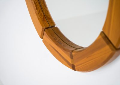 Sculptural wall-mirror in solid pine (Sweden, 1970s). This stunning Swedish mirror is crafted from solid pine, showcasing a bold and sculptural appearance. The mirror remains in excellent condition.