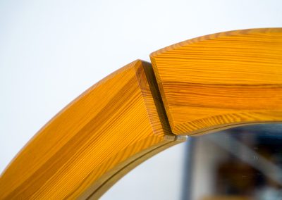 Sculptural wall-mirror in solid pine (Sweden, 1970s). This stunning Swedish mirror is crafted from solid pine, showcasing a bold and sculptural appearance. The mirror remains in excellent condition.