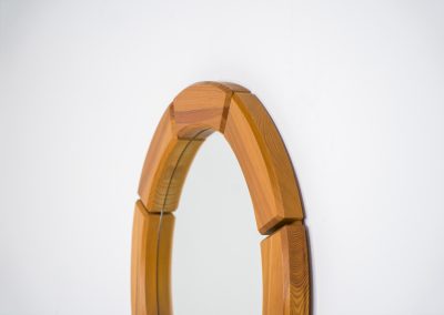 Sculptural wall-mirror in solid pine (Sweden, 1970s). This stunning Swedish mirror is crafted from solid pine, showcasing a bold and sculptural appearance. The mirror remains in excellent condition.