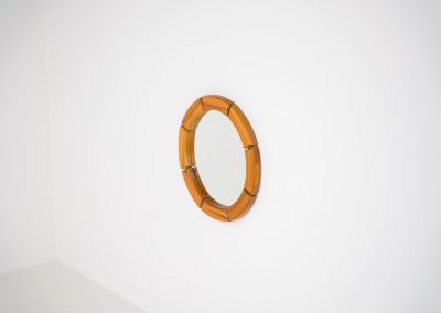 Sculptural wall-mirror in solid pine (Sweden, 1970s). This stunning Swedish mirror is crafted from solid pine, showcasing a bold and sculptural appearance. The mirror remains in excellent condition.