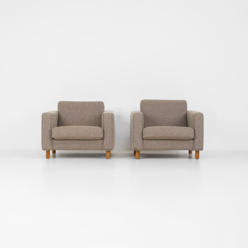 Rare pair of GE300 armchairs by Hans J. Wegner for Getama (Denmark, 1960s). These beauties from the 60’s where manufactured by Getama and designed by the grandmaster himself, Hans J. Wegner. They feature solid oak legs and cushions that where newly uphostered recently in a high quality Hallingdal fabric. They are timeless, significant and in splendid condition!