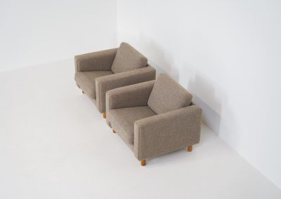 Rare pair of GE300 armchairs by Hans J. Wegner for Getama (Denmark, 1960s). These beauties from the 60’s where manufactured by Getama and designed by the grandmaster himself, Hans J. Wegner. They feature solid oak legs and cushions that where newly uphostered recently in a high quality Hallingdal fabric. They are timeless, significant and in splendid condition!