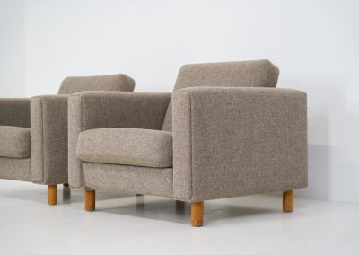 Rare pair of GE300 armchairs by Hans J. Wegner for Getama (Denmark, 1960s). These beauties from the 60’s where manufactured by Getama and designed by the grandmaster himself, Hans J. Wegner. They feature solid oak legs and cushions that where newly uphostered recently in a high quality Hallingdal fabric. They are timeless, significant and in splendid condition!