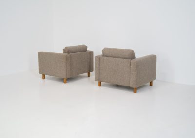 Rare pair of GE300 armchairs by Hans J. Wegner for Getama (Denmark, 1960s). These beauties from the 60’s where manufactured by Getama and designed by the grandmaster himself, Hans J. Wegner. They feature solid oak legs and cushions that where newly uphostered recently in a high quality Hallingdal fabric. They are timeless, significant and in splendid condition!