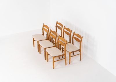 Set of 6 brutalist chairs in oak by Henning Kjaernulf (Denmark, 1970s). These brutalist dining chairs by Henning Kjaernulf have oak frames that display a beautifully matured patina that highlights the natural character of the wood. The seats have been newly upholstered in an off-white structured fabric, adding a fresh and refined contrast to the robust design. A timeless and highly collectible set that brings both presence and warmth to any interior.