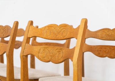 Set of 6 brutalist chairs in oak by Henning Kjaernulf (Denmark, 1970s). These brutalist dining chairs by Henning Kjaernulf have oak frames that display a beautifully matured patina that highlights the natural character of the wood. The seats have been newly upholstered in an off-white structured fabric, adding a fresh and refined contrast to the robust design. A timeless and highly collectible set that brings both presence and warmth to any interior.