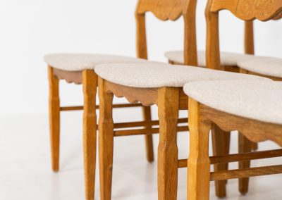 Set of 6 brutalist chairs in oak by Henning Kjaernulf (Denmark, 1970s). These brutalist dining chairs by Henning Kjaernulf have oak frames that display a beautifully matured patina that highlights the natural character of the wood. The seats have been newly upholstered in an off-white structured fabric, adding a fresh and refined contrast to the robust design. A timeless and highly collectible set that brings both presence and warmth to any interior.