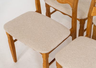 Set of 6 brutalist chairs in oak by Henning Kjaernulf (Denmark, 1970s). These brutalist dining chairs by Henning Kjaernulf have oak frames that display a beautifully matured patina that highlights the natural character of the wood. The seats have been newly upholstered in an off-white structured fabric, adding a fresh and refined contrast to the robust design. A timeless and highly collectible set that brings both presence and warmth to any interior.