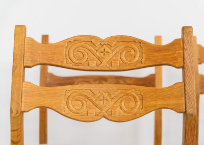 Set of 6 brutalist chairs in oak by Henning Kjaernulf (Denmark, 1970s). These brutalist dining chairs by Henning Kjaernulf have oak frames that display a beautifully matured patina that highlights the natural character of the wood. The seats have been newly upholstered in an off-white structured fabric, adding a fresh and refined contrast to the robust design. A timeless and highly collectible set that brings both presence and warmth to any interior.