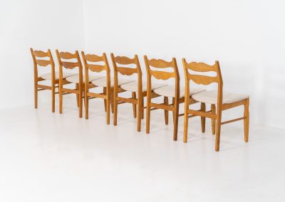 Set of 6 brutalist chairs in oak by Henning Kjaernulf (Denmark, 1970s). These brutalist dining chairs by Henning Kjaernulf have oak frames that display a beautifully matured patina that highlights the natural character of the wood. The seats have been newly upholstered in an off-white structured fabric, adding a fresh and refined contrast to the robust design. A timeless and highly collectible set that brings both presence and warmth to any interior.
