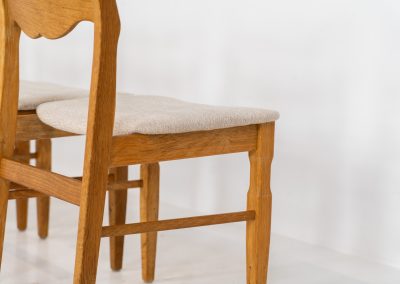 Set of 6 brutalist chairs in oak by Henning Kjaernulf (Denmark, 1970s). These brutalist dining chairs by Henning Kjaernulf have oak frames that display a beautifully matured patina that highlights the natural character of the wood. The seats have been newly upholstered in an off-white structured fabric, adding a fresh and refined contrast to the robust design. A timeless and highly collectible set that brings both presence and warmth to any interior.