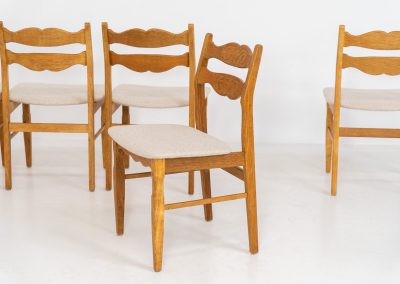 Set of 6 brutalist chairs in oak by Henning Kjaernulf (Denmark, 1970s). These brutalist dining chairs by Henning Kjaernulf have oak frames that display a beautifully matured patina that highlights the natural character of the wood. The seats have been newly upholstered in an off-white structured fabric, adding a fresh and refined contrast to the robust design. A timeless and highly collectible set that brings both presence and warmth to any interior.