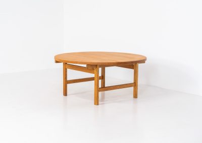 Oak coffee table by Hans J. Wegner for PP Møbler (Denmark, 1960s). A gorgeous round coffee table composed of solid oak with a warm honey hue. It is stamped by maker and remains in very good condition.