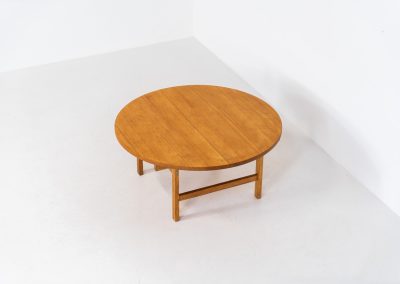 Oak coffee table by Hans J. Wegner for PP Møbler (Denmark, 1960s). A gorgeous round coffee table composed of solid oak with a warm honey hue. It is stamped by maker and remains in very good condition.