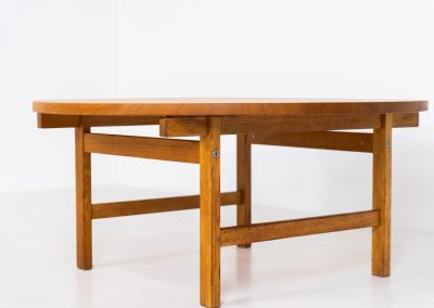 Oak coffee table by Hans J. Wegner for PP Møbler (Denmark, 1960s). A gorgeous round coffee table composed of solid oak with a warm honey hue. It is stamped by maker and remains in very good condition.
