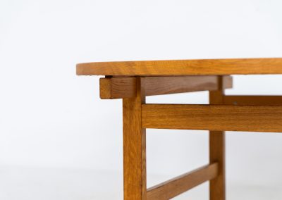 Oak coffee table by Hans J. Wegner for PP Møbler (Denmark, 1960s). A gorgeous round coffee table composed of solid oak with a warm honey hue. It is stamped by maker and remains in very good condition.