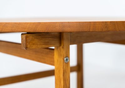 Oak coffee table by Hans J. Wegner for PP Møbler (Denmark, 1960s). A gorgeous round coffee table composed of solid oak with a warm honey hue. It is stamped by maker and remains in very good condition.
