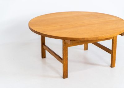Oak coffee table by Hans J. Wegner for PP Møbler (Denmark, 1960s). A gorgeous round coffee table composed of solid oak with a warm honey hue. It is stamped by maker and remains in very good condition.