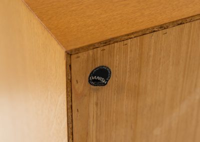 Oak bookcase by Rud Thygesen & Johnny Sørensen for HG furniture (Denmark, 1960s). It contains open shelves and two elegant doors with more shelves on the inside. The bookcase is in splendid condition.
