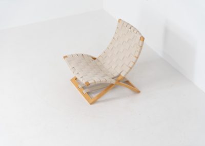 Rare folding chair by Ingmar Relling for Westnofa (Norway, 1960s). This rare lounge chair designed by Ingmar Relling, known for the famous Siesta chair, features a bentwood beech frame and wickered canvas straps. It is foldable for easy storage and transport. It’s in good condition with some stains on the upper right corner of the backrest.