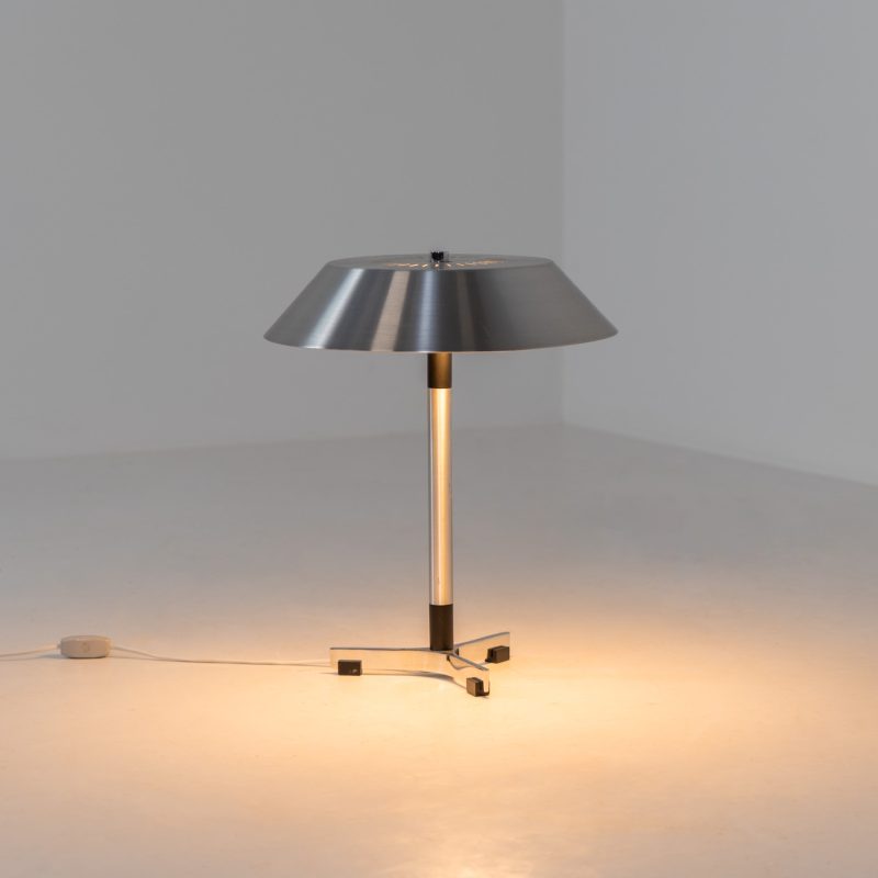 A “President” table lamp by Jo Hammerborg for Fog & Mørup (Denmark, 1960s). A stunning design classic and one of Hammerborg’s most renowned pieces. This President table lamp, made out of brushed aluminium, black lacquered wood and chromed steel is a perfect example of contemporary Danish modernism! The lamp is fully functional and in very good vintage condition, showing only minor signs of use.