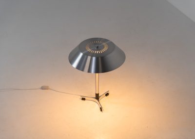 A “President” table lamp by Jo Hammerborg for Fog & Mørup (Denmark, 1960s). A stunning design classic and one of Hammerborg’s most renowned pieces. This President table lamp, made out of brushed aluminium, black lacquered wood and chromed steel is a perfect example of contemporary Danish modernism! The lamp is fully functional and in very good vintage condition, showing only minor signs of use.