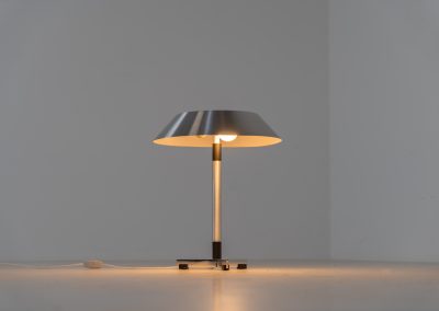 A “President” table lamp by Jo Hammerborg for Fog & Mørup (Denmark, 1960s). A stunning design classic and one of Hammerborg’s most renowned pieces. This President table lamp, made out of brushed aluminium, black lacquered wood and chromed steel is a perfect example of contemporary Danish modernism! The lamp is fully functional and in very good vintage condition, showing only minor signs of use.