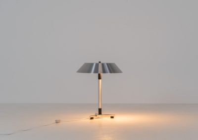 A “President” table lamp by Jo Hammerborg for Fog & Mørup (Denmark, 1960s). A stunning design classic and one of Hammerborg’s most renowned pieces. This President table lamp, made out of brushed aluminium, black lacquered wood and chromed steel is a perfect example of contemporary Danish modernism! The lamp is fully functional and in very good vintage condition, showing only minor signs of use.
