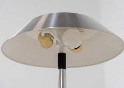 A “President” table lamp by Jo Hammerborg for Fog & Mørup (Denmark, 1960s). A stunning design classic and one of Hammerborg’s most renowned pieces. This President table lamp, made out of brushed aluminium, black lacquered wood and chromed steel is a perfect example of contemporary Danish modernism! The lamp is fully functional and in very good vintage condition, showing only minor signs of use.