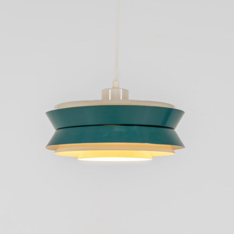 Trava pendant light by Carl Thore for Granhaga (Sweden, 1960s). A sleek and contemporary design featuring two turquoise and three white lacquered cylindrical aluminum shades. The lamp is newly rewired. It is in good condition with some minor scuffs in the paint.