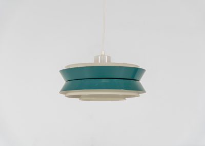 Trava pendant light by Carl Thore for Granhaga (Sweden, 1960s). A sleek and contemporary design featuring two turquoise and three white lacquered cylindrical aluminum shades. The lamp is newly rewired. It is in good condition with some minor scuffs in the paint.