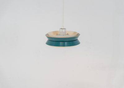 Trava pendant light by Carl Thore for Granhaga (Sweden, 1960s). A sleek and contemporary design featuring two turquoise and three white lacquered cylindrical aluminum shades. The lamp is newly rewired. It is in good condition with some minor scuffs in the paint.