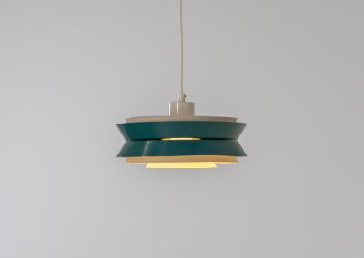Trava pendant light by Carl Thore for Granhaga (Sweden, 1960s). A sleek and contemporary design featuring two turquoise and three white lacquered cylindrical aluminum shades. The lamp is newly rewired. It is in good condition with some minor scuffs in the paint.