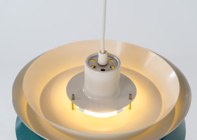 Trava pendant light by Carl Thore for Granhaga (Sweden, 1960s). A sleek and contemporary design featuring two turquoise and three white lacquered cylindrical aluminum shades. The lamp is newly rewired. It is in good condition with some minor scuffs in the paint.