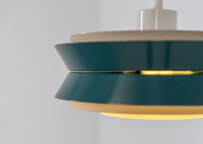 Trava pendant light by Carl Thore for Granhaga (Sweden, 1960s). A sleek and contemporary design featuring two turquoise and three white lacquered cylindrical aluminum shades. The lamp is newly rewired. It is in good condition with some minor scuffs in the paint.