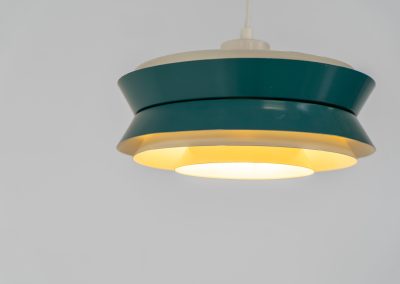 Trava pendant light by Carl Thore for Granhaga (Sweden, 1960s). A sleek and contemporary design featuring two turquoise and three white lacquered cylindrical aluminum shades. The lamp is newly rewired. It is in good condition with some minor scuffs in the paint.