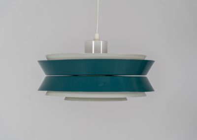 Trava pendant light by Carl Thore for Granhaga (Sweden, 1960s). A sleek and contemporary design featuring two turquoise and three white lacquered cylindrical aluminum shades. The lamp is newly rewired. It is in good condition with some minor scuffs in the paint.