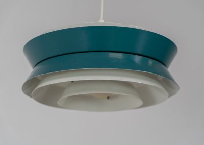 Trava pendant light by Carl Thore for Granhaga (Sweden, 1960s). A sleek and contemporary design featuring two turquoise and three white lacquered cylindrical aluminum shades. The lamp is newly rewired. It is in good condition with some minor scuffs in the paint.