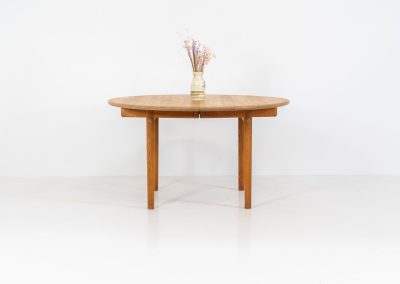 Magnificent PP70 extendable dining table by Hans J. Wegner for PP Møbler (Denmark, 1960s). This important and collectible piece designed by Hans J. Wegner, the grandmaster himself, is crafted out of solid oak and combines an extendable round tabletop with slender, slightly tapering legs. With two additional extensions, the length of the pp70 table can be increased up to 230 cm. Therefore, it makes an excellent choice for both small and large families. It’s in great condition with some slight color differences between the table top and the extension plates due to different UV exposures.